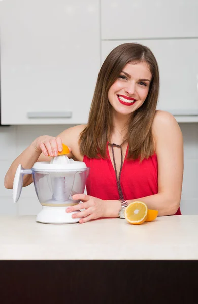 Schöne Frau in ihrer Küche — Stockfoto