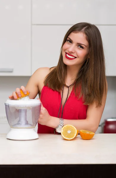 Schöne Frau in ihrer Küche — Stockfoto