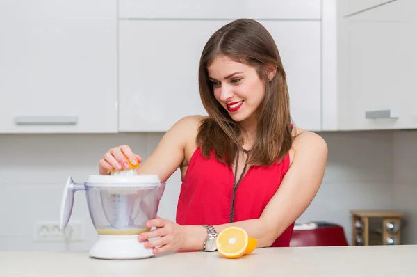 Schöne Frau in ihrer Küche — Stockfoto