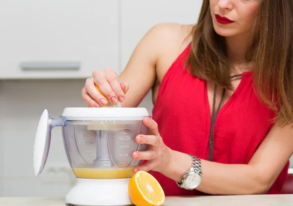 Mulher bonita em sua cozinha — Fotografia de Stock