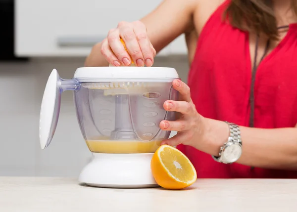 Hermosa mujer en su cocina — Foto de Stock