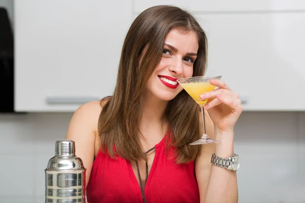 Beautiful woman making a cocktail — Stock Photo, Image