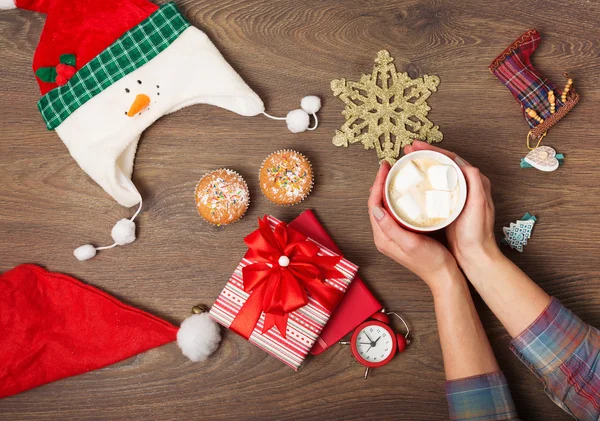 Koffie en presenteert op Kerstmis achtergrond — Stockfoto