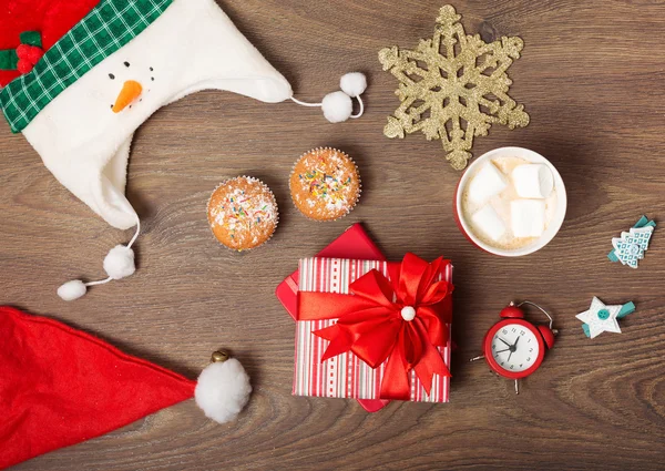 咖啡和礼物在圣诞节背景 — 图库照片