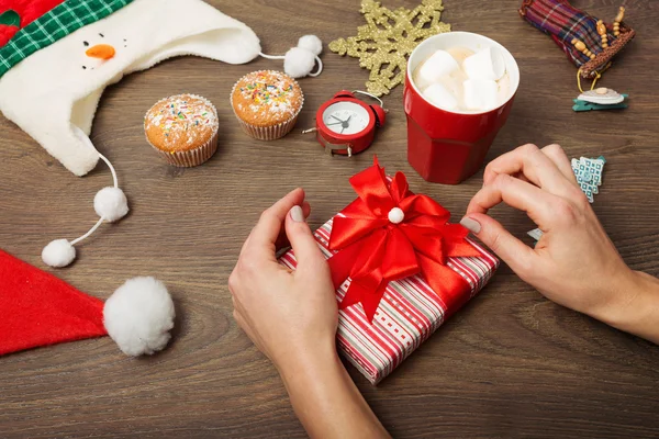 Café e presentes no fundo de Natal — Fotografia de Stock