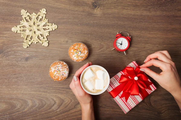 Kávé és ajándékokat a karácsonyi háttér — Stock Fotó