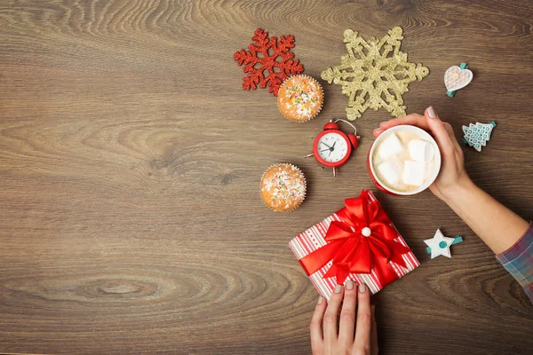 Café e presentes no fundo de Natal — Fotografia de Stock