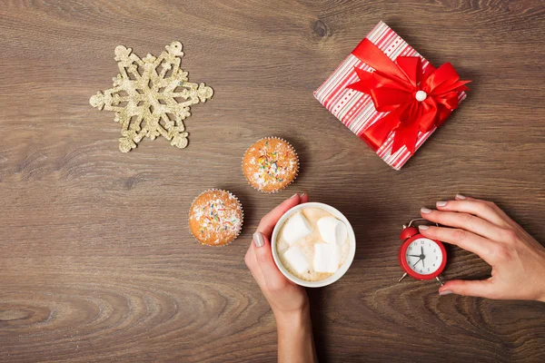 咖啡和礼物在圣诞节背景 — 图库照片