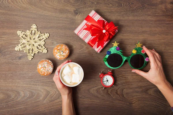 Caffè e regali su sfondo natalizio — Foto Stock