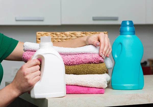 Mujer haciendo lavandería — Foto de Stock