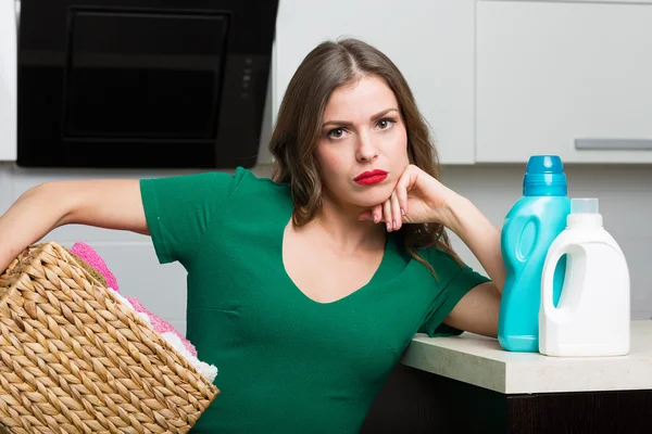 Mujer haciendo lavandería — Foto de Stock