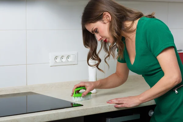 Mulher limpando sua cozinha — Fotografia de Stock