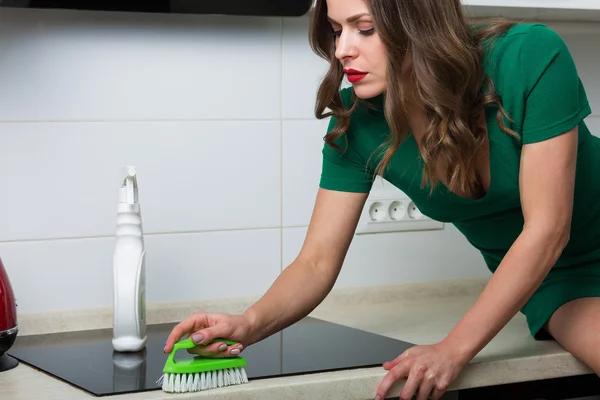 Mulher limpando sua cozinha — Fotografia de Stock