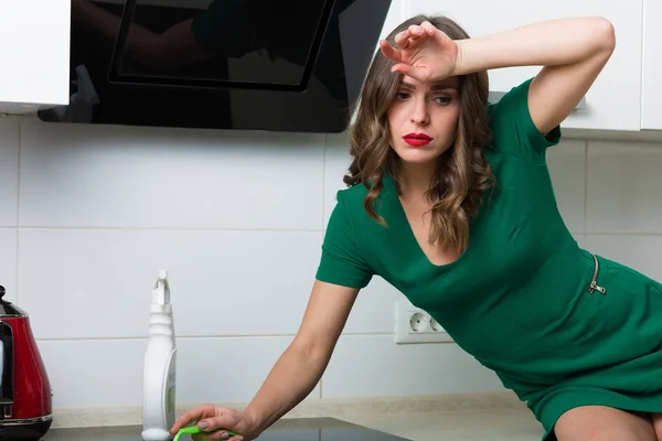 Vrouw haar keuken opruimen — Stockfoto