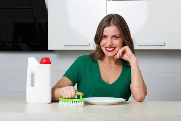 Woman cleaning dishes — Stock Photo, Image