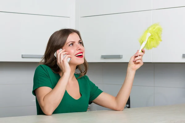 Mulher espanando e limpando sua casa — Fotografia de Stock