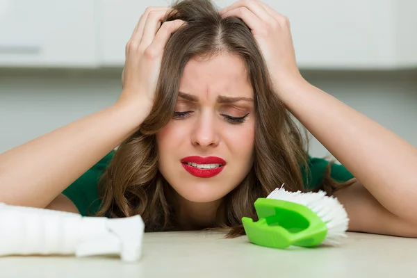 Mujer limpiando su cocina — Foto de Stock