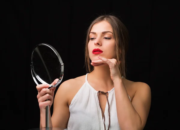 Жінка з дзеркалом — стокове фото