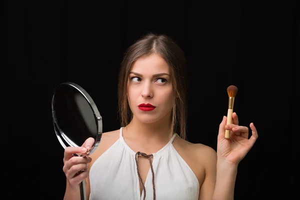 Mujer con espejo y cepillo de maquillaje — Foto de Stock