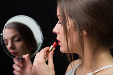 Bir ayna ve bir kırmızı ruj kadın ile