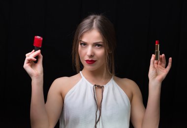 Tırnak cilası ve kırmızı ruj kadın ile