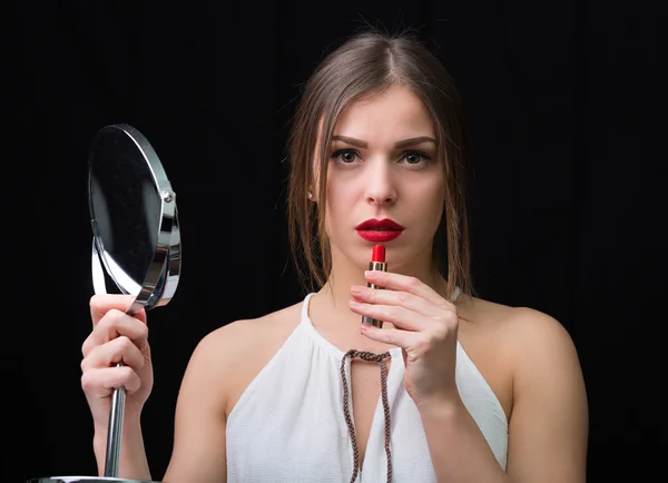 Жінка з дзеркалом і червоною помадою — стокове фото