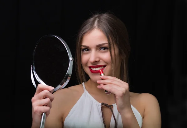 Donna con specchio e rossetto rosso — Foto Stock