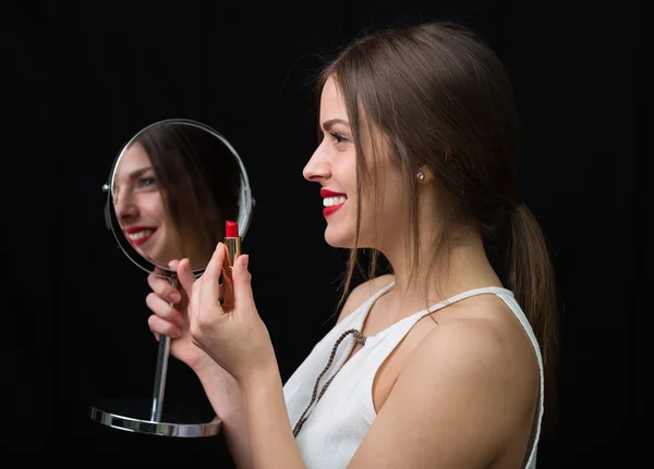 Nő a tükör és a vörös rúzs — Stock Fotó