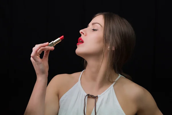 Vrouw met een rode lippenstift — Stockfoto