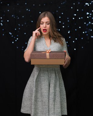 kadınla bir hediye kutusu