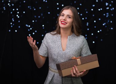 kadınla bir hediye kutusu