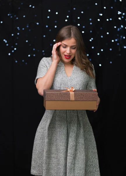 Vrouw met een doos van de gift — Stockfoto