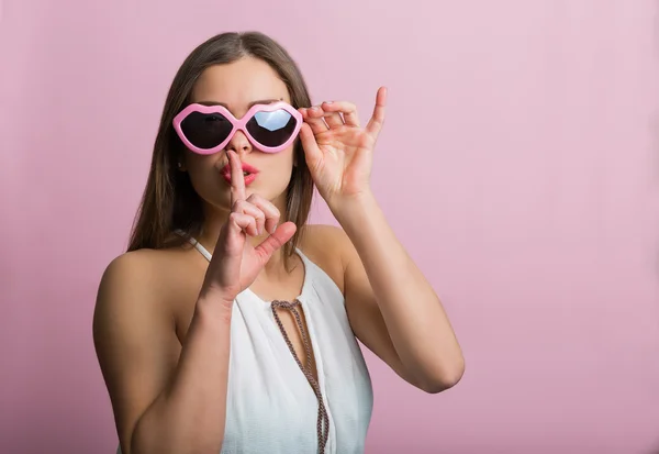 Mujer compartiendo secreto — Foto de Stock