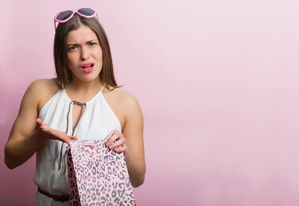 Bella donna con una borsa della spesa — Foto Stock