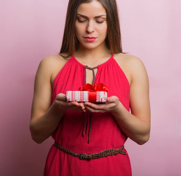 Mulher em vestido vermelho com uma caixa de presente — Fotografia de Stock