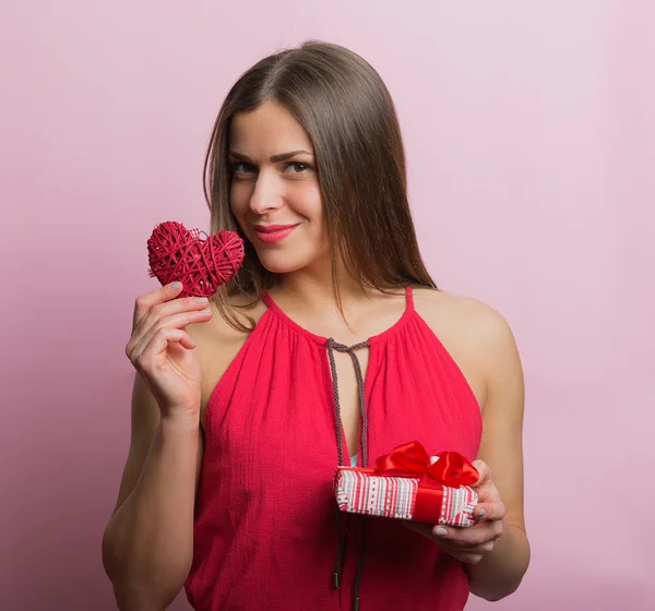 Vrouw in rode jurk met een geschenkdoos — Stockfoto