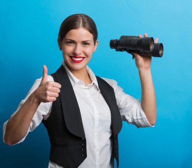 İş kadını bir dürbün ile