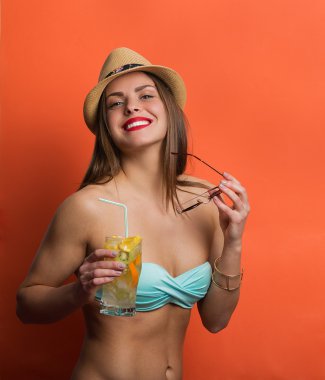 Bir soğuk içecek ile bikinili kadın