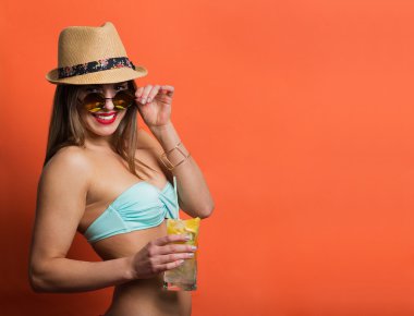 Bir soğuk içecek ile bikinili kadın
