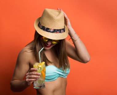 Bir soğuk içecek ile bikinili kadın