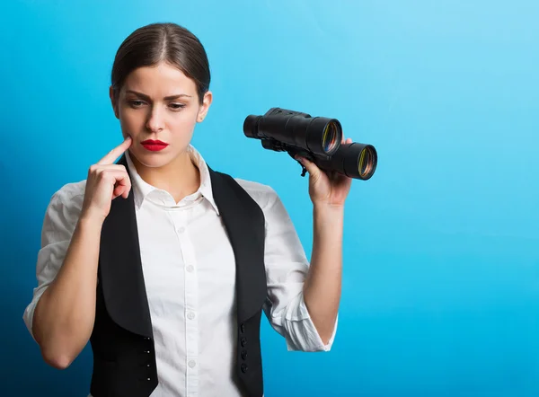 Donna d'affari con un binocolo — Foto Stock