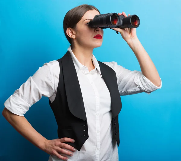 Mulher de negócios com um binóculos — Fotografia de Stock