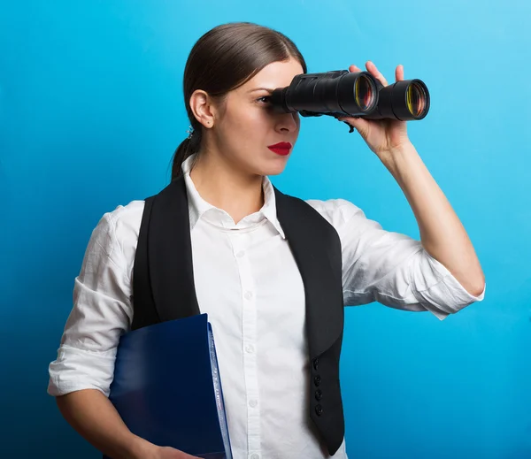 双眼鏡を持つ女性実業家 — ストック写真