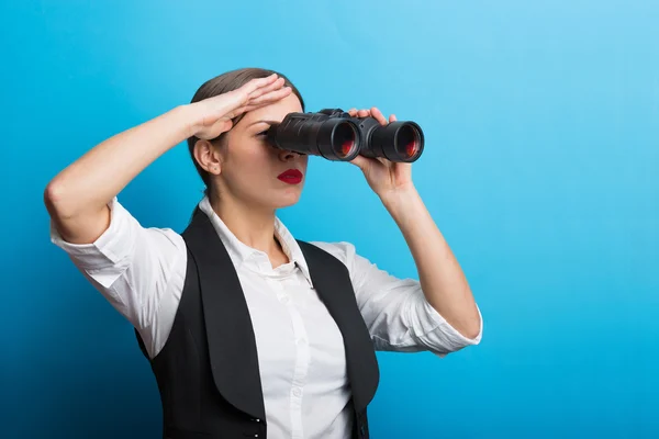 Mujer de negocios con prismáticos — Foto de Stock