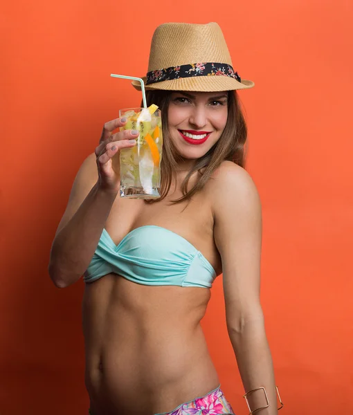 Donna in bikini con una bevanda fredda — Foto Stock