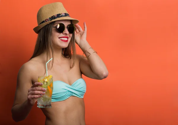 Kvinna i bikini med en kall drink — Stockfoto