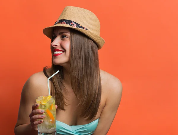 Bir soğuk içecek ile bikinili kadın — Stok fotoğraf
