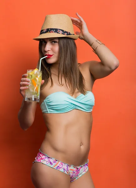 Mulher de biquíni com uma bebida gelada — Fotografia de Stock