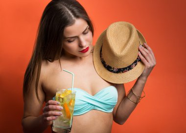 Bir soğuk içecek ile bikinili kadın