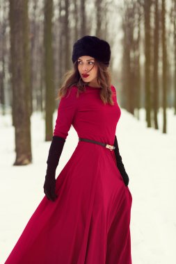 kış orman içinde güzel bir kadın